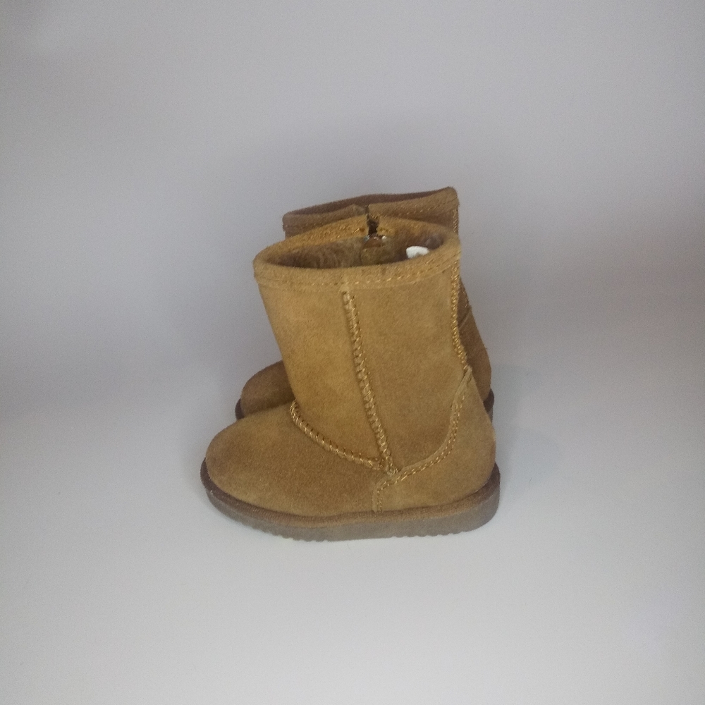 Nordstrom rack "ugg" style booties size 5 in babys